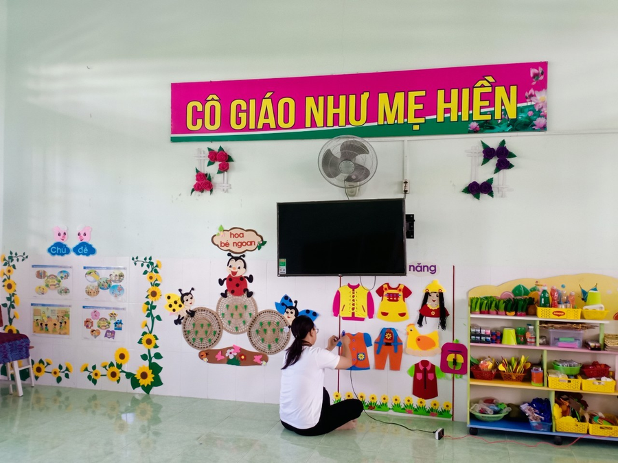 Giáo viên trang trí lớp học sẵn sàng đón trẻ đến trường.