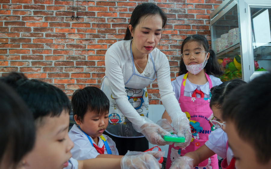 Học sinh cùng giáo viên tham gia tiết học trải nghiệm tại trường TH Ngô Quyền (TP. Cần Thơ). Học sinh cùng giáo viên tham gia tiết học trải nghiệm tại trường TH Ngô Quyền (TP. Cần Thơ).