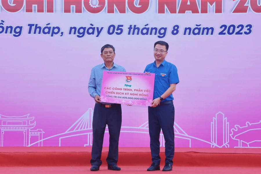 Đồng chí Nguyễn Tường Lâm trao bảng tượng trưng các công trình, phần việc cho đại diện xã Tân Kiều. Đồng chí Nguyễn Tường Lâm trao bảng tượng trưng các công trình, phần việc cho đại diện xã Tân Kiều.