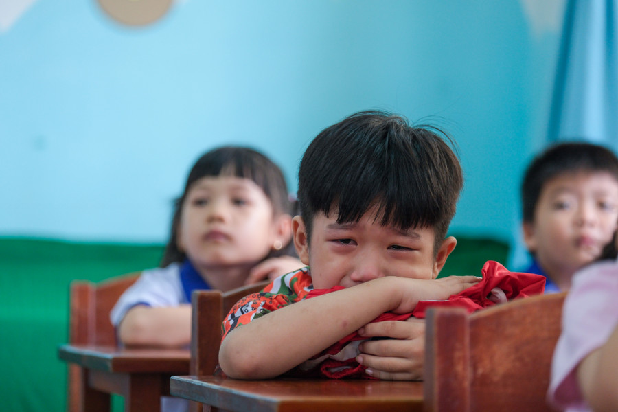 Học sinh khóc mè được cô dỗ dành trong ngày tựu trường. Học sinh khóc mè được cô dỗ dành trong ngày tựu trường.