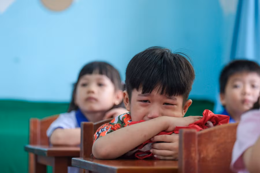 Học sinh khóc mè được cô dỗ dành trong ngày tựu trường.