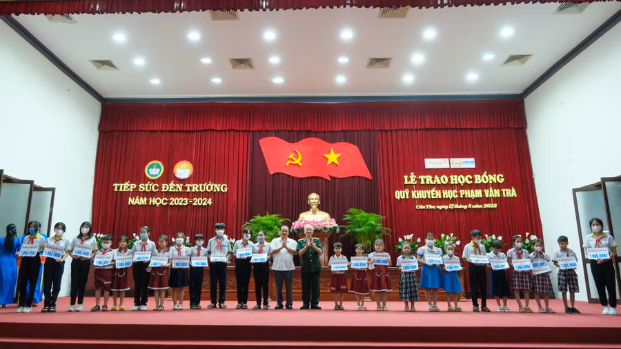 Cần Thơ trao học bổng từ nguồn QKH Phạm Văn Trà TP. Cần Thơ