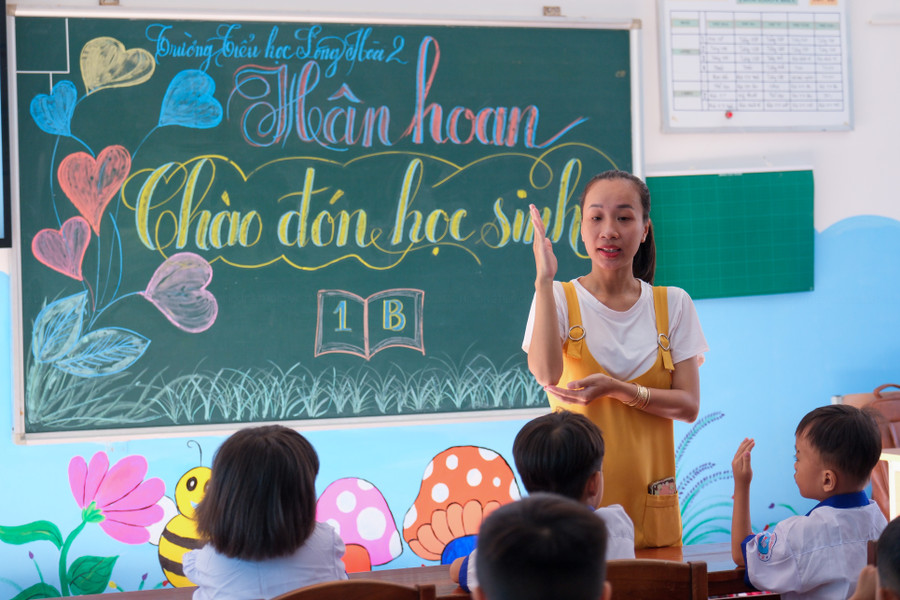 Kết thúc buổi lễ tại sảnh trường, học sinh được thầy cô hướng dẫn vào lớp, tham quan khu vực xung quanh và tổ chức các hoạt động vui chơi tại sân trường. Kết thúc buổi lễ tại sảnh trường, học sinh được thầy cô hướng dẫn vào lớp, tham quan khu vực xung quanh và tổ chức các hoạt động vui chơi tại sân trường.