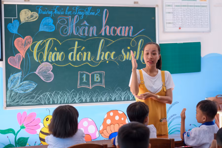 Kết thúc buổi lễ tại sảnh trường, học sinh được thầy cô hướng dẫn vào lớp, tham quan khu vực xung quanh và tổ chức các hoạt động vui chơi tại sân trường.