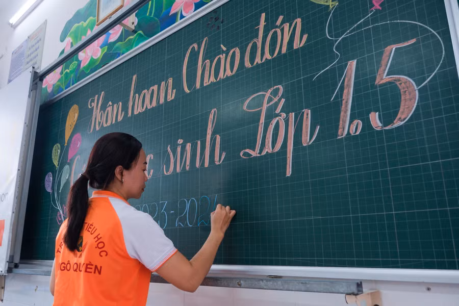 Thầy cô tất bật chuẩn bị trường lớp đón học sinh trở lại trường.