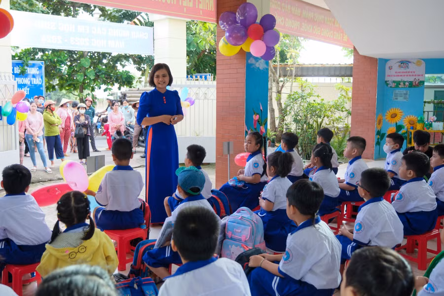 Ngày hội đón học sinh lớp 1 đơn giản chỉ là những lời ấm áp chào đón và chia sẻ từ thầy cô.