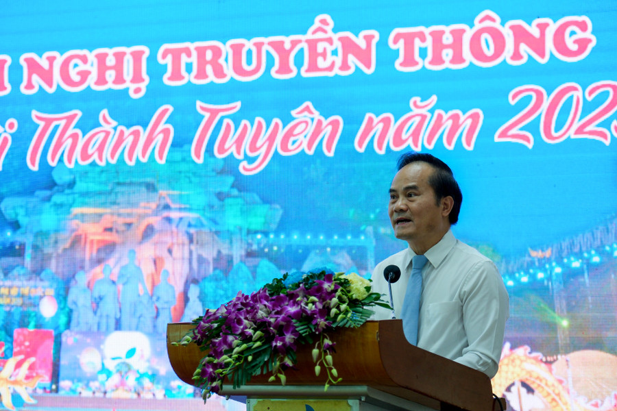 Ông Hoàng Việt Phương, Phó chủ tịch Ủy ban nhân dân tỉnh Tuyên Quang phát biểu hội nghị.