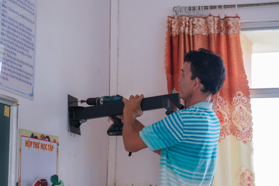 Ông Võ Hồng Sơn, phụ huynh trường hỗ trợ bảo mẫu chuẩn bị lớp học. Ông Võ Hồng Sơn, phụ huynh trường hỗ trợ bảo mẫu chuẩn bị lớp học.