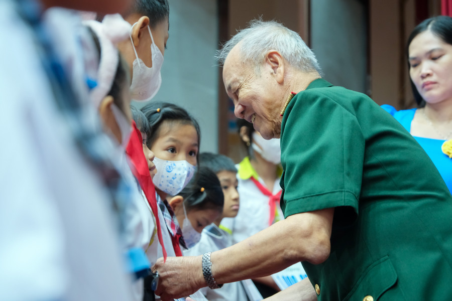 Ban tổ chức trao học bổng trực tiếp cho 303 học sinh tại buổi lễ.