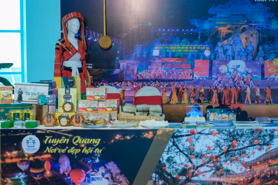 Không gian trưng bày sản phẩm du lịch tỉnh Tuyên Quang tại hội nghị. Không gian trưng bày sản phẩm du lịch tỉnh Tuyên Quang tại hội nghị.