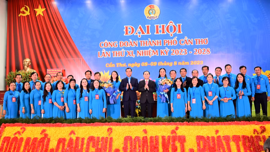 Ban Chấp hành LĐLĐ TP Cần Thơ nhiệm kỳ 2023-2028 ra mắt đại hội và chụp ảnh lưu niệm cùng lãnh đạo Tổng LĐLĐ Việt Nam, lãnh đạo Thành ủy Cần Thơ. Ảnh: Đạt Phan