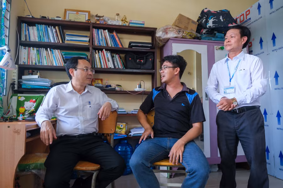 Bí thư Thành uỷ Cần Thơ thăm hỏi và động viên giáo viên của Trường THPT Thới Lai, huyện Thới Lai.