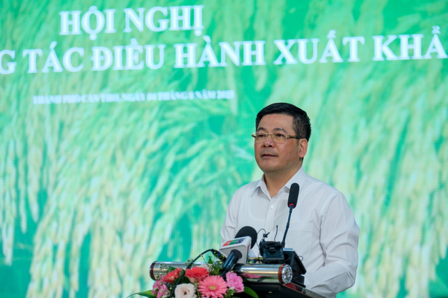 Bộ trưởng Bộ Công Thương Nguyễn Hồng Diên phát biểu chỉ đạo hội nghị.