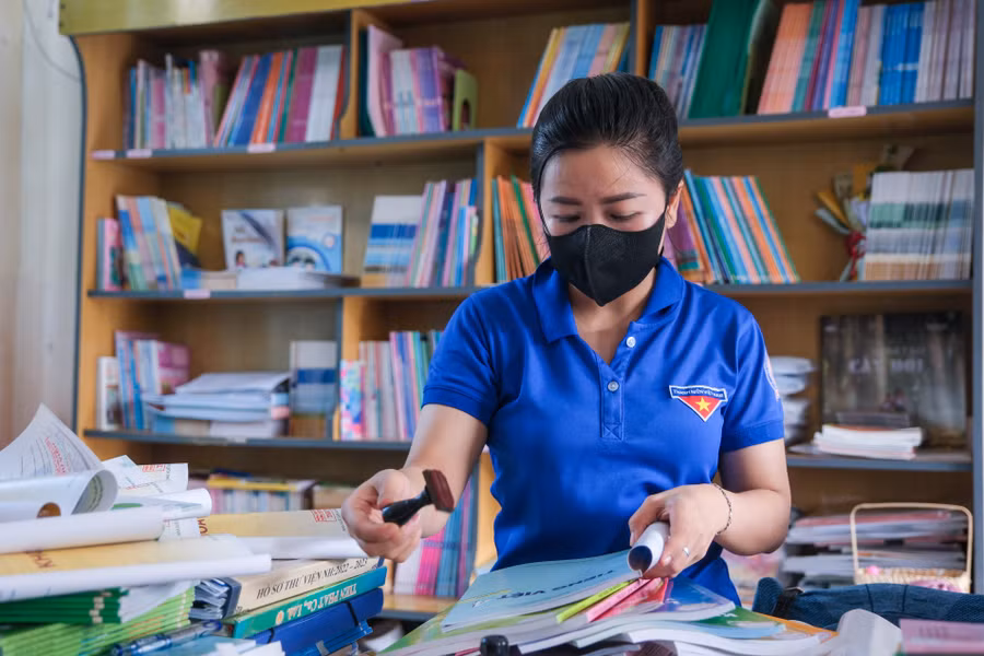 Giáo viên sắp xếp lại thư viện trường học.