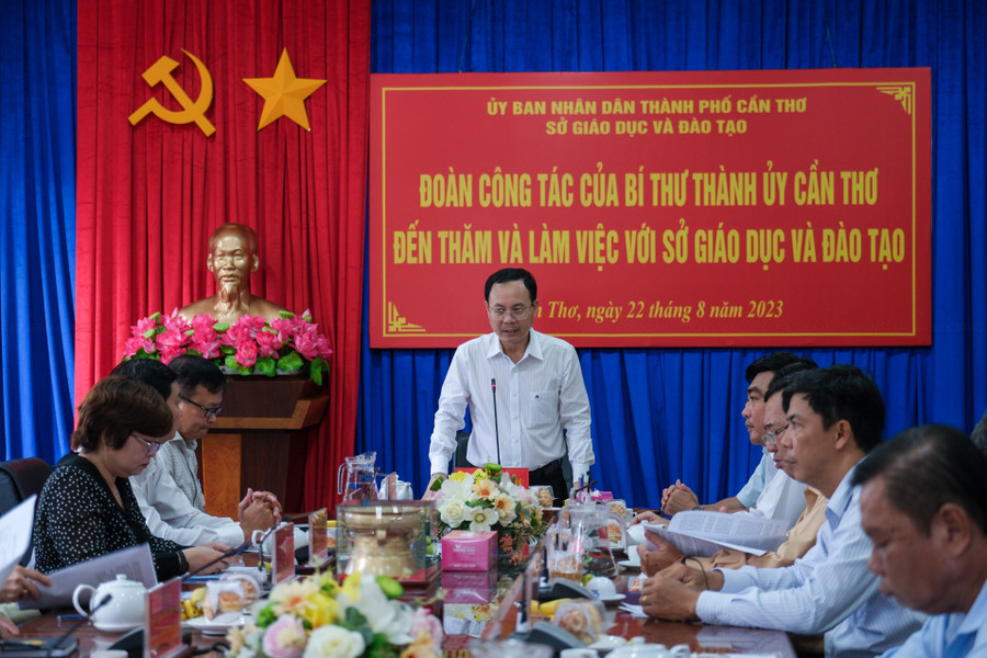 Đoàn công tác do ông Nguyễn Văn Hiếu - Bí thư Thành uỷ Cần Thơ dẫn đầu thăm và làm việc với Sở GD&ĐT TP Cần Thơ. Đoàn công tác do ông Nguyễn Văn Hiếu - Bí thư Thành uỷ Cần Thơ dẫn đầu thăm và làm việc với Sở GD&ĐT TP Cần Thơ.