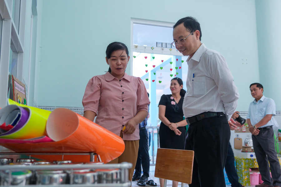 Lãnh đạo Thành uỷ thăm hỏi giáo viên trường Mầm non Phước Thới việc chuẩn bị đón học sinh trở lại trường. Lãnh đạo Thành uỷ thăm hỏi giáo viên trường Mầm non Phước Thới việc chuẩn bị đón học sinh trở lại trường.