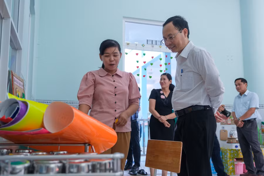 Lãnh đạo Thành uỷ thăm hỏi giáo viên trường Mầm non Phước Thới việc chuẩn bị đón học sinh trở lại trường.