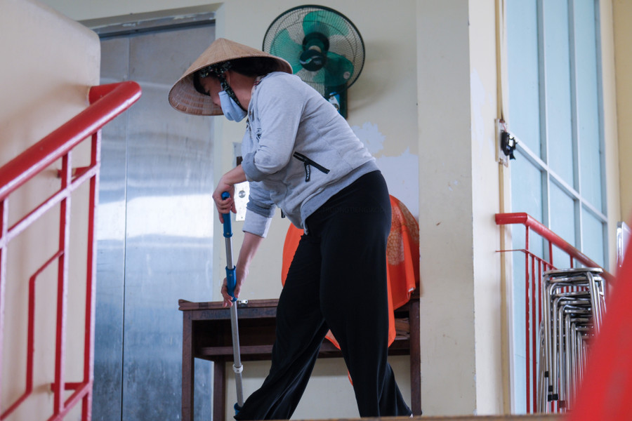 Nhà trường tổ chức kiểm tra vệ sinh khuôn viên trường, trong và ngoài lớp học. Nhà trường tổ chức kiểm tra vệ sinh khuôn viên trường, trong và ngoài lớp học.