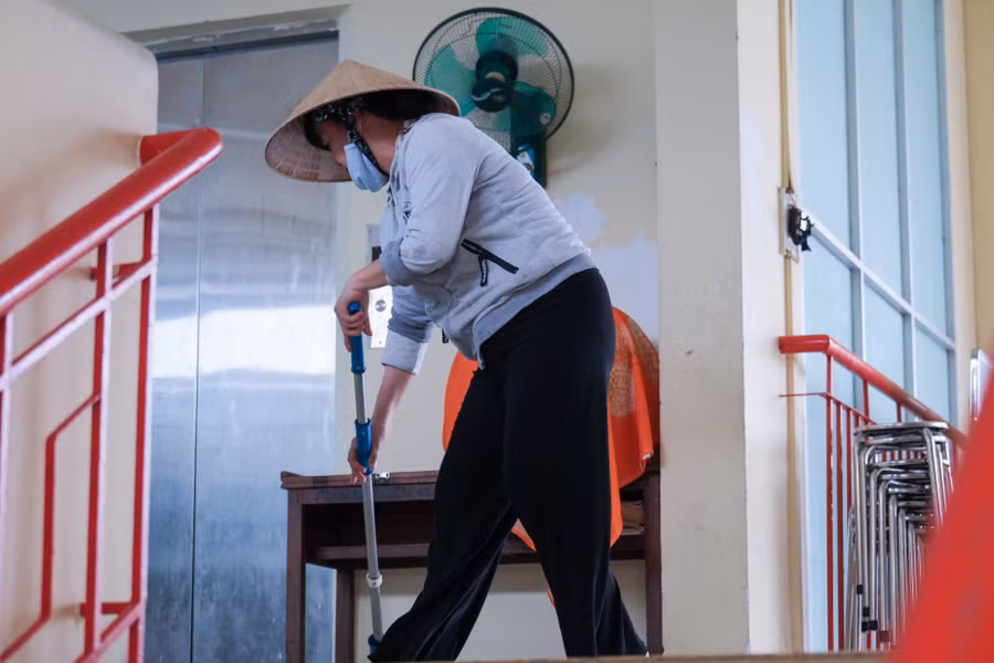 Nhà trường tổ chức kiểm tra vệ sinh khuôn viên trường, trong và ngoài lớp học.