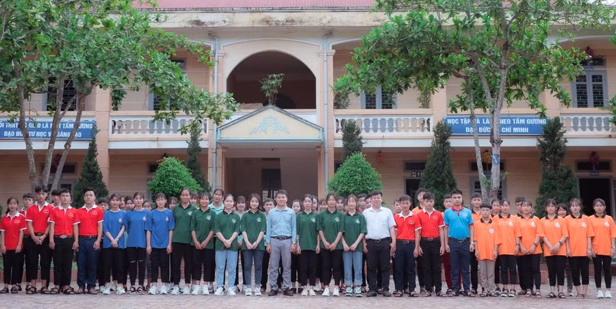 Ban giám hiệu cùng 68 học sinh lớp 10, 11 tham dự thi chọn học sinh giỏi năm học 2019-2020. Ảnh: NVCC