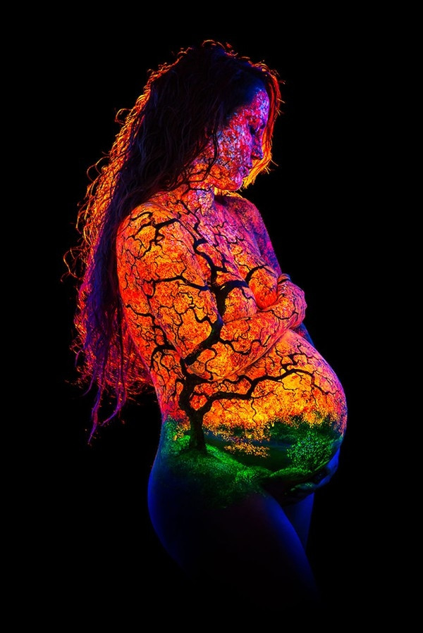 Nghệ sĩ John Poppleton đã sử dụng cơ thể người mẫu như mảnh đất màu mỡ để nuôi dưỡng những 