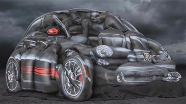 Nếu bạn nhìn kỹ, bạn sẽ nhận ra người là đèn pha, một người là bánh xe hợp kim, người thì là gương ô tô.