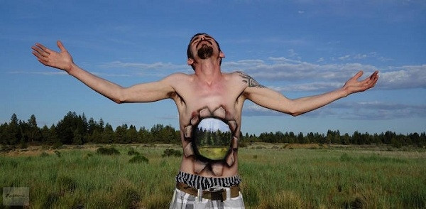 Qua những tác phẩm, người mẫu được tô vẽ cầu kỳ để ẩn hiện vào những khung cảnh đó.