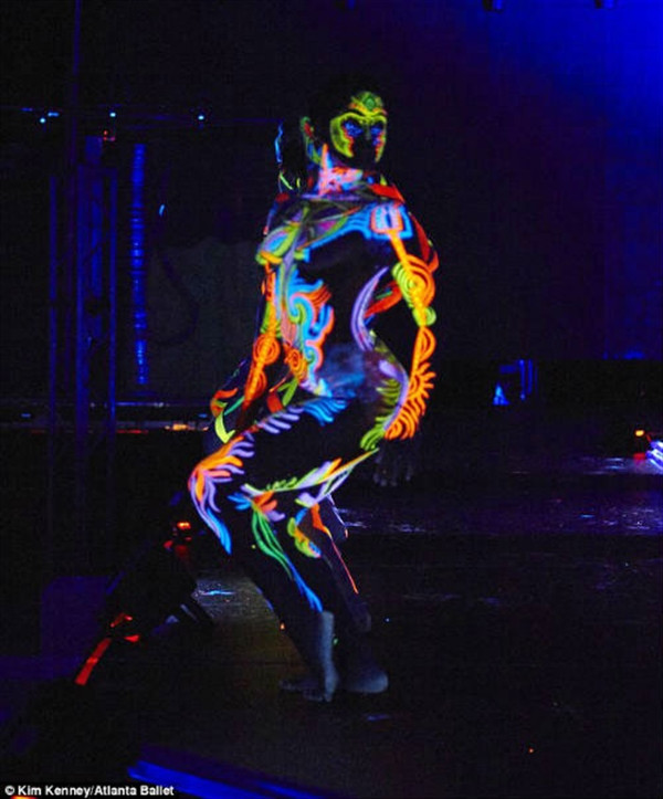 Đây không chỉ là 1 màn biểu diễn vũ đạo mà còn là cơ hội cho 20 nghệ sĩ nổi tiếng về body painting thể hiện tài năng của mình trước công chúng.