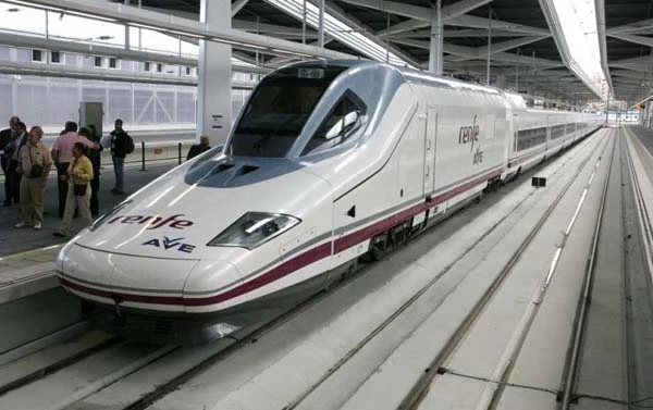 Bé 14 tuổi bị điện giật vì trèo lên nóc tàu để "tự sướng"