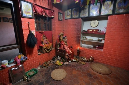Ly kỳ chuyện “thánh sống” lần đầu lộ mặt vì động đất ảnh 2 Trước trận động đất kinh hoàng tại Nepal, nữ thần Bajracharya chưa từng phải đi bộ ra đường. Ảnh: Daily Mail