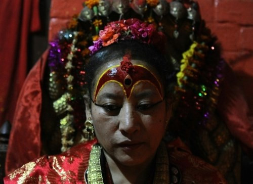 Ly kỳ chuyện “thánh sống” lần đầu lộ mặt vì động đất ảnh 1 Bajracharya - “nữ thần sống” trị vì lâu nhất trong suốt 3 thập kỷ đã phải chạy ra khỏi nhà khi động đất xảy ra. Ảnh: Daily Mail