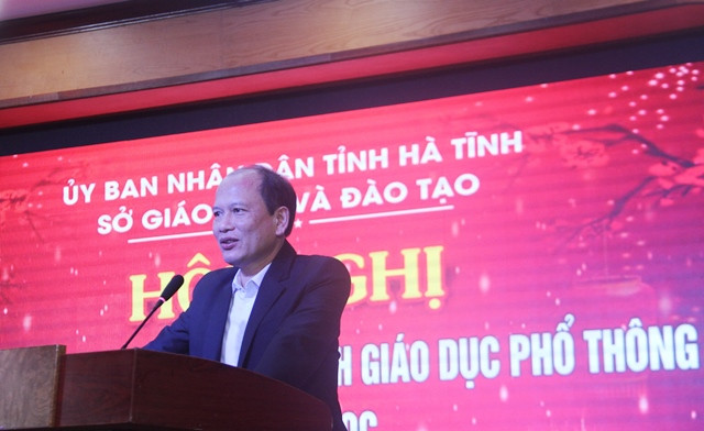 Ông Nguyễn Quốc Anh, Phó giám đốc Sở GD&ĐT Hà Tĩnh phát biểu tại cuộc họp.