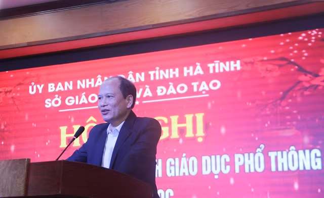 Ông Nguyễn Quốc Anh, Phó giám đốc Sở GD&ĐT Hà Tĩnh phát biểu tại cuộc họp.