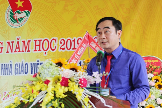 Thầy Trần Trọng Long phát biểu tại buổi lễ khai giảng.