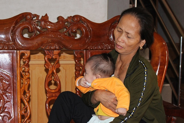 Bà Nguyễn Thị Huân - mẹ nạn nhân Lượng từ khi biết con đã tử vong bà như mất hết tinh thần.