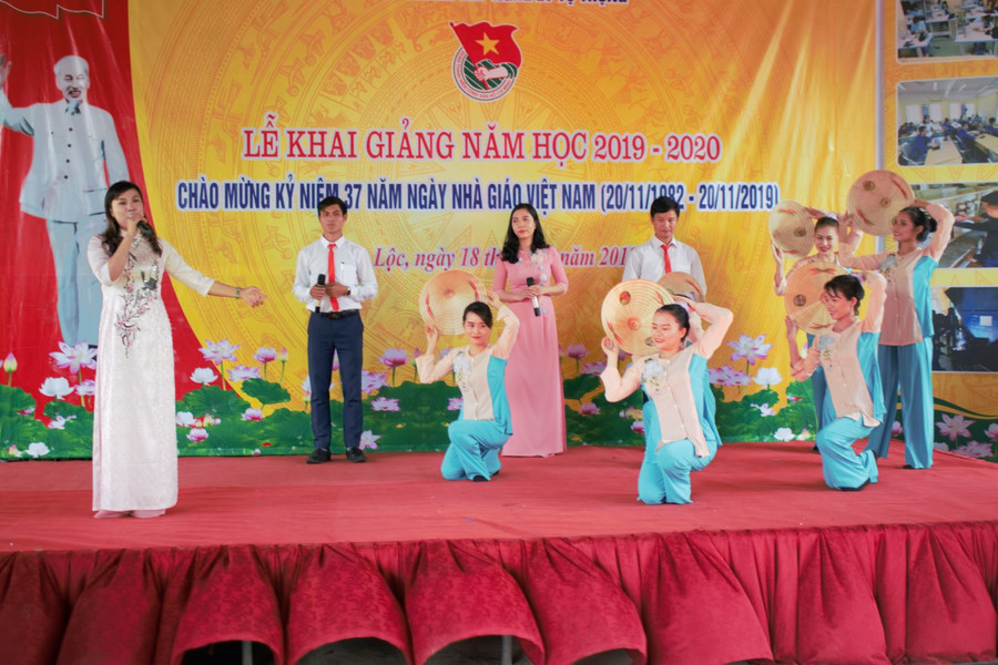 Văn nghệ chào mừng.