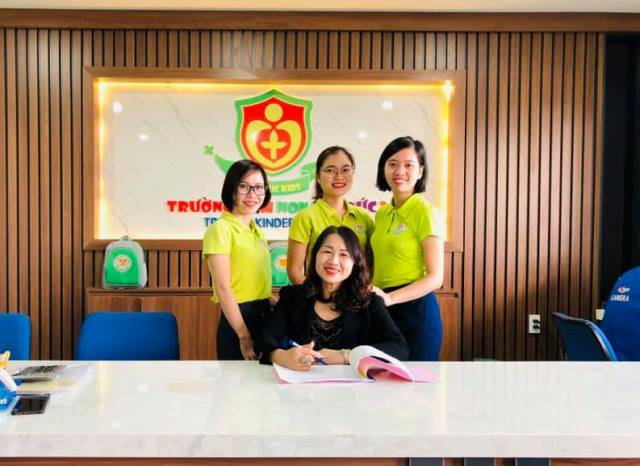 Cô Trần Thị Phượng – Hiệu trưởng Trường mầm non Trí Đức (áo đen) cùng cán bộ, giáo viên tại cơ sở 2.