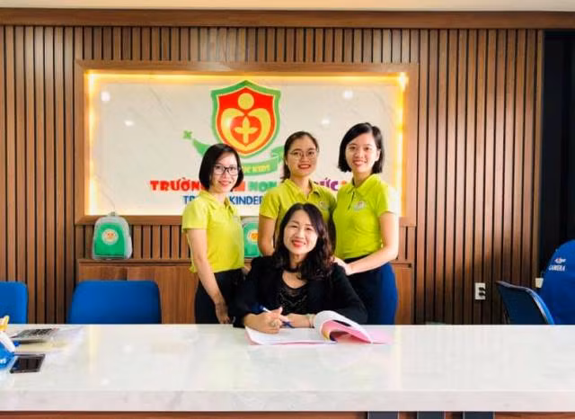 Cô Trần Thị Phượng – Hiệu trưởng Trường mầm non Trí Đức (áo đen) cùng cán bộ, giáo viên tại cơ sở 2.