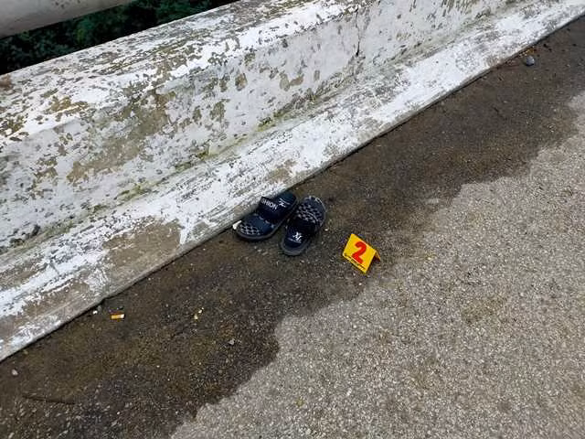 Để lại đôi dép trên cầu.