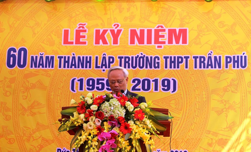 Phó Chủ tịch Quốc hội Uông Chu Lưu chúc mừng thành tích của trường THPT Trần Phú.