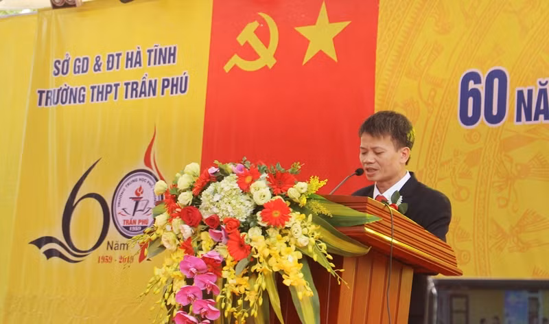 Thầy Nguyễn Đình Thám – Hiệu trưởng Trường THPT Trần Phú phát biểu tại buổi lễ.