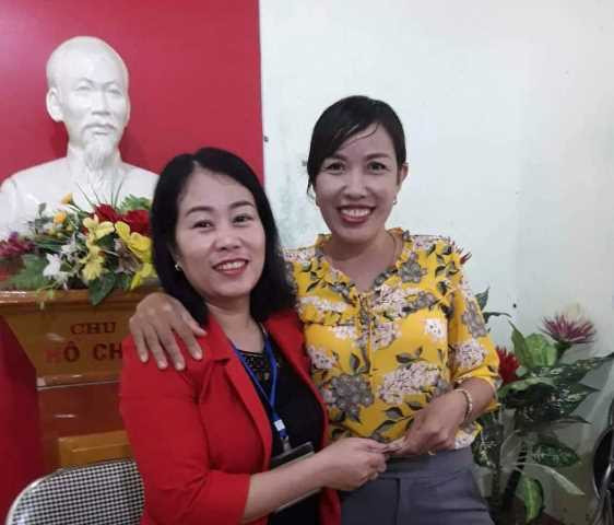 Cô giáo Lê Thị Lan (áo đỏ) trả lại hơn 2 triệu đồng cho phụ huynh Lê Thị Khương. Cô giáo Lê Thị Lan (áo đỏ) trả lại hơn 2 triệu đồng cho phụ huynh Lê Thị Khương.