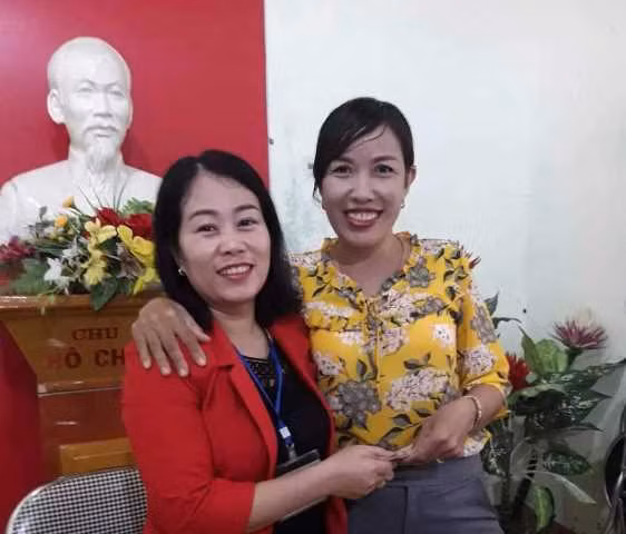 Cô giáo Lê Thị Lan (áo đỏ) trả lại hơn 2 triệu đồng cho phụ huynh Lê Thị Khương.