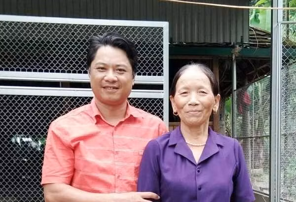 Cô Lê Thị Việt cùng học trò của mình.