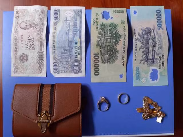 Tài sản trả lại người đánh rơi.