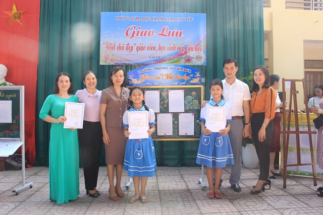 Lãnh đạo Phòng GD&ĐT trao giải Nhất tập thể và giáo viên Trường tiểu học Võ Liêm Sơn