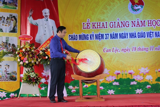 Hiệu trưởng trường đánh trống khai giảng năm học.