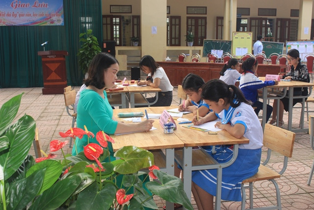 Giáo viên và học sinh giao lưu chữ viết trong không gian mở.