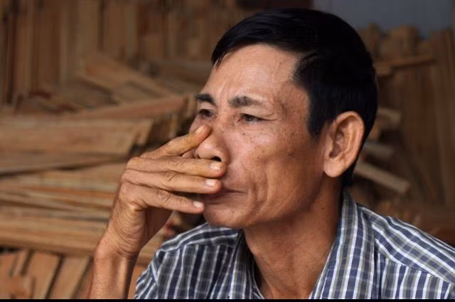 Ông Nguyễn Đình Gia - bố nạn nhân Lượng, thẫn thờ khi biết tin đã tử vong.