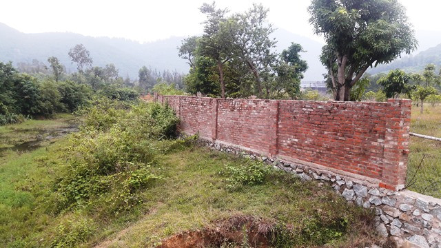 Xây dựng tường rào lấn chiếm hành lang bảo vệ hồ chứa nước thủy lợi.